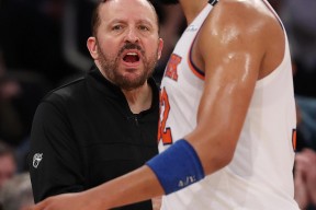 乐鱼体育加时末段欧篮联传出新动向，纽约尼克斯篮板制胜，管理层表态：更衣室稳定，控场能力受关注的简单介绍